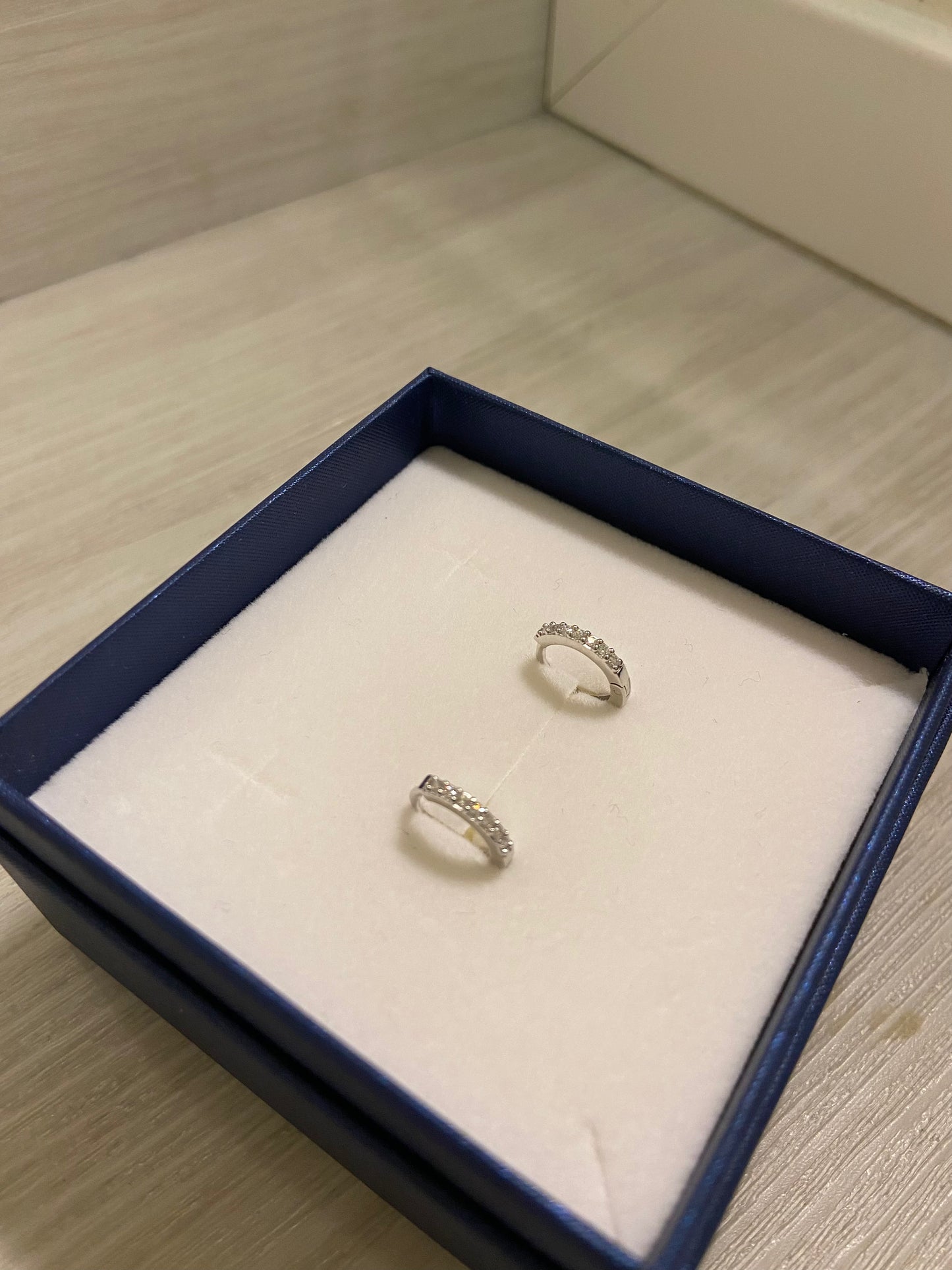 Orecchini scattini con pavé di zirconi bianchi - Argento 925