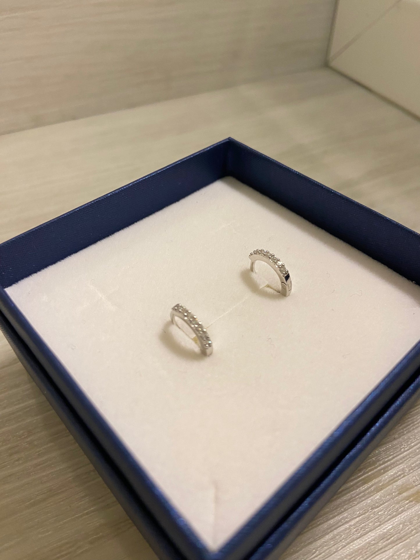 Orecchini scattini con pavé di zirconi bianchi - Argento 925
