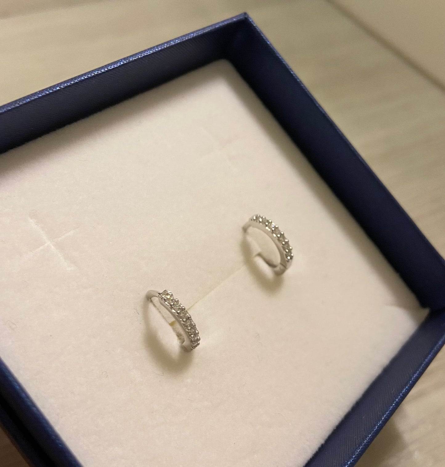 Orecchini scattini con pavé di zirconi bianchi - Argento 925