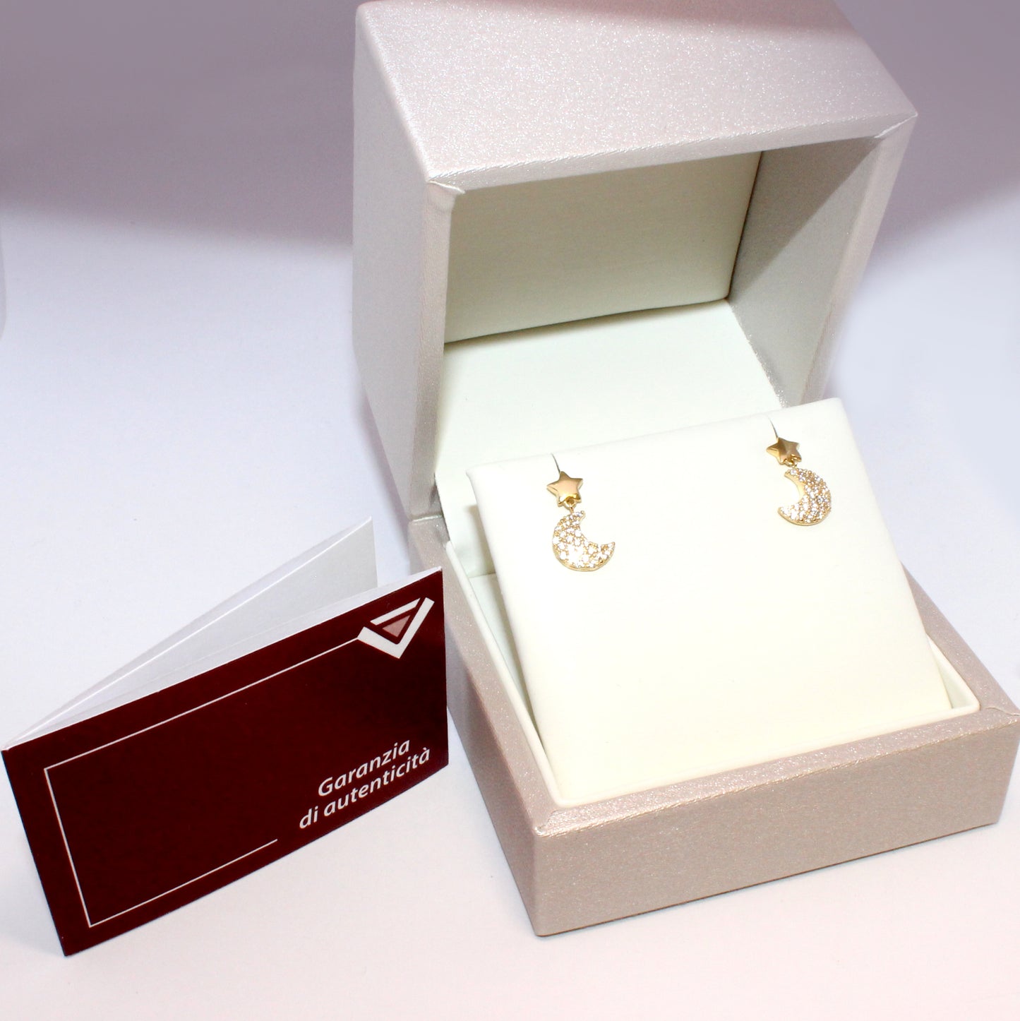 Orecchini in oro 18kt con stella liscia e luna con pavé di zirconi