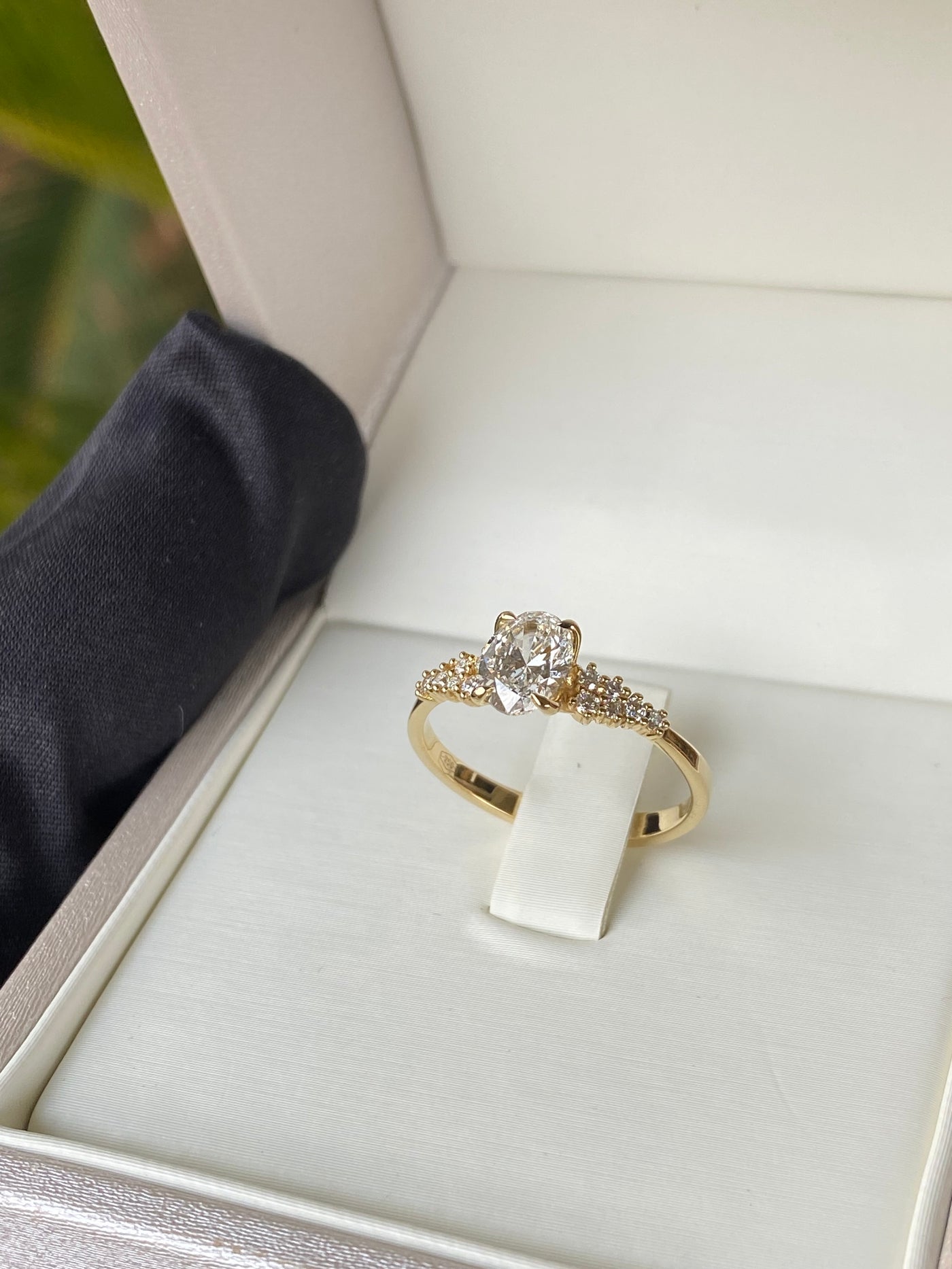 Anello Solitario Vintage – Diamante Naturale Ovale 0,91 ct in Oro Giallo 18kt